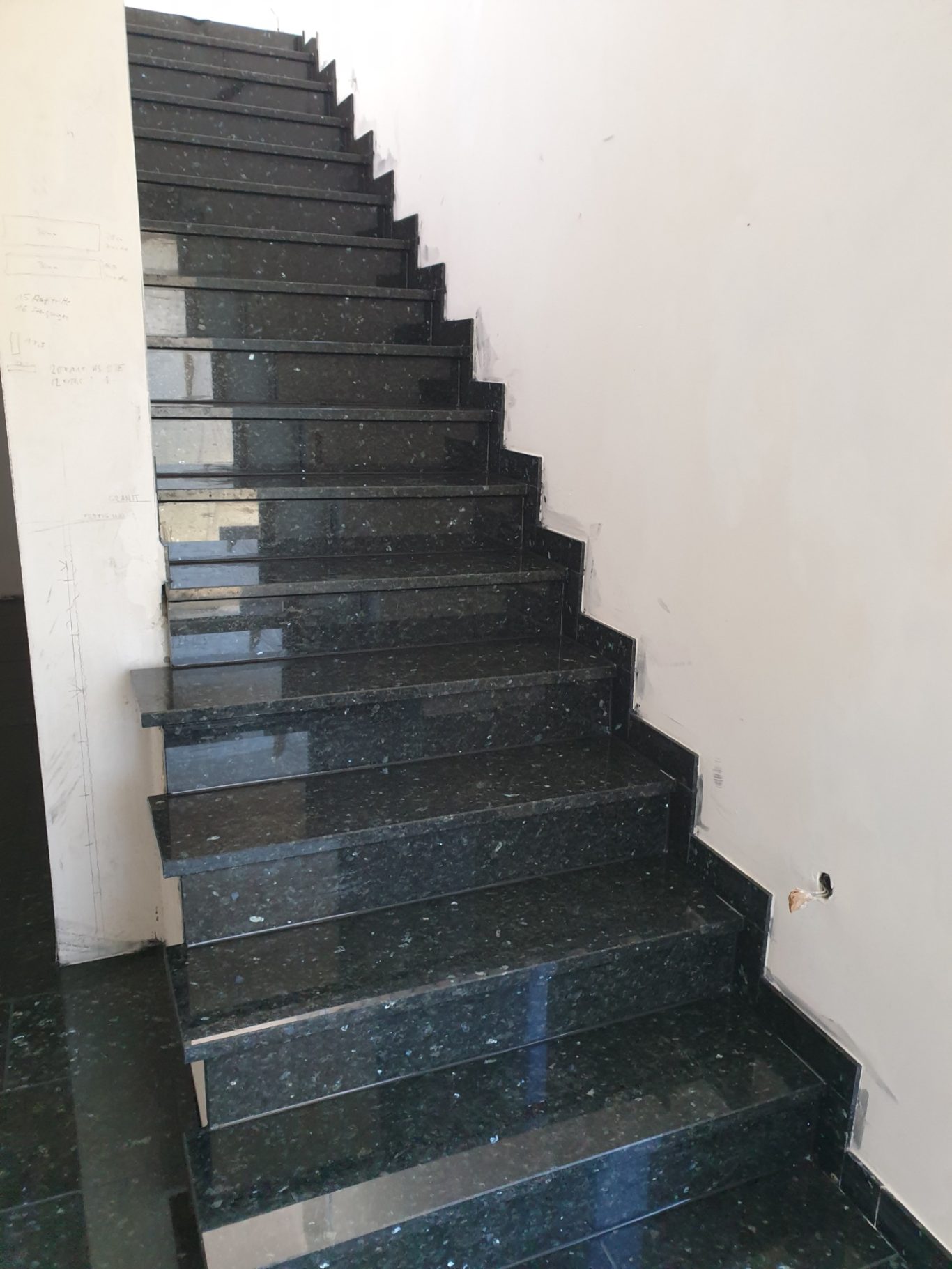 Moderne Innentreppen mit edlen Natursteinen